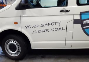 belettering auto volkswagen transporter wit slogan voor more 2 safety
