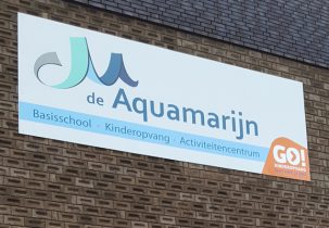 groot bord op de gevel van basisschool kinderopvang activiteitencentrum de aquamarijn